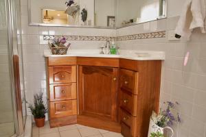a bathroom with a sink and a mirror at Milford Country Cottages in Milford +46 photos