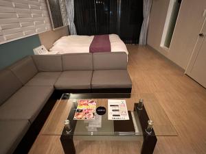 富山市にあるホテルさんのさんのリビングルーム(ソファ、コーヒーテーブル付)