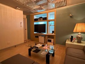 富山市にあるホテルさんのさんのソファとテーブルのあるリビングルーム