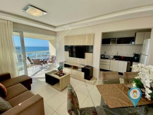 N6802 Cobertura Vista Mar Praia e Beto Carrero في بنها: غرفة معيشة كبيرة مطلة على المحيط