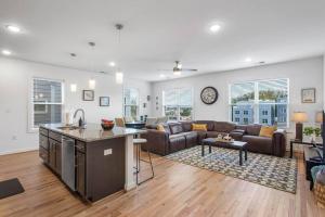 Χώρος καθιστικού στο Luxe Penthouse in Old Town Manchester with Views!