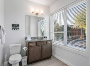 Ένα μπάνιο στο Luxe Penthouse in Old Town Manchester with Views! +26 φωτογραφίες