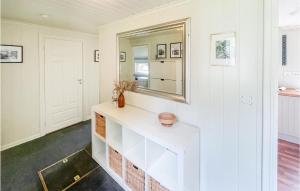 KvåsにあるKvåsnesetの白い部屋(カウンターと鏡付)