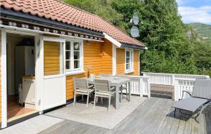 KvåsにあるKvåsnesetの木製デッキ(テーブル、椅子付)