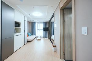 TV a/nebo společenská místnost v ubytování H Avenue Sasang Station Residence Hotel