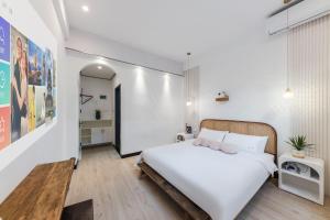 Ένα ή περισσότερα κρεβάτια σε δωμάτιο στο Quanzhou West Street Kaiyuan Temple Bandiao Inn