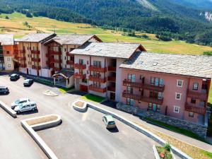 an aerial view of a town with cars parked in a parking lot at Charmant appartement Termignon 4 pers, 27m² avec Wifi - FR-1-508-305 in Val Cenis