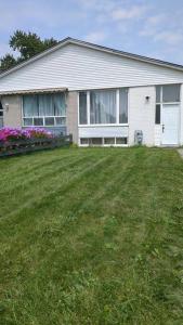 a house with a large lawn in front of it at Whole House Fair Price Great Amenities in Richmond Hill
