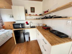 Dapur atau dapur kecil di Motel style Unit in the Heart of Collingwood