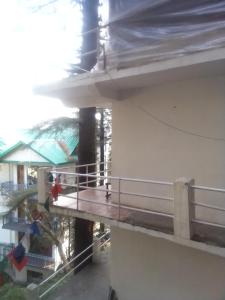 una vista de un balcón de un edificio en Himalayan Stays Trekking Backpackers, en Dharamshala 1 foto más
