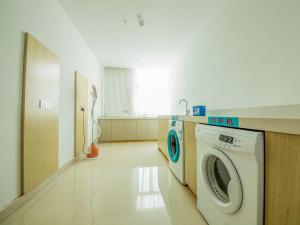 bagno con lavatrice in camera di Echarm Hotel Putian Chengxiang Wenxing Pedestrian Street Branch a Putian