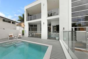 Πισίνα στο ή κοντά στο Luxurious 5 bedroom home 500m to Alexandra Headland beach