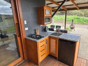 Kuchyň nebo kuchyňský kout v ubytování Rainshadow Retreat