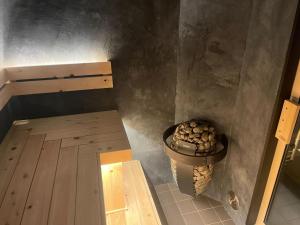 a corner of a room with a trash can at Hotel Soboku in Arai
