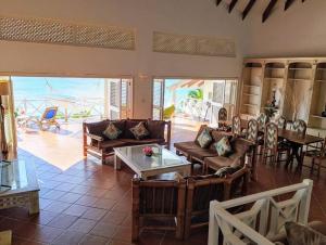 Posezení v ubytování Oceandale Beachfront Villa