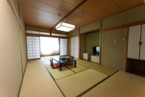 um quarto com um sofá e uma mesa em Hotel K Yuzawa 越後湯澤溫泉旅館 em Yuzawa