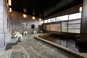 um quarto com piscina de água num edifício em Hotel K Yuzawa 越後湯澤溫泉旅館 em Yuzawa