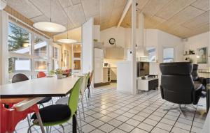Η κουζίνα ή μικρή κουζίνα στο Beautiful Home In Glesborg With Wifi