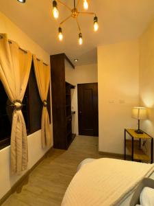 a bedroom with a bed and a window at 5 Suites Boutique cerca Antigua Guatemala in San Pedro Las Huertas