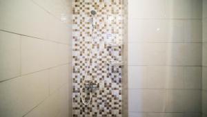 Koupelna v ubytování Cozy and Homey 2BR at Benson Supermall Mansion Apartment By Travelio