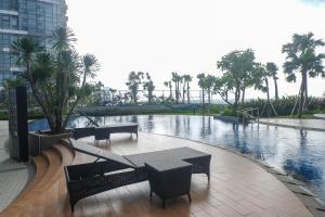 Bazén v ubytování Cozy and Homey 2BR at Benson Supermall Mansion Apartment By Travelio nebo v jeho okolí