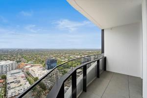 Un balcon sau o terasă la Trio Box Hill - Lux 3BR Penthouse Beauty w parking