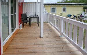 eine Terrasse mit einem Tisch auf einem Haus in der Unterkunft Seehund in Süssau + 18 Fotos