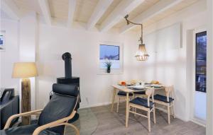 ein Esszimmer mit Herd und Tisch in der Unterkunft Seehund in Süssau