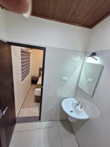 Koupelna v ubytování Muziris Manor Residency + 25 fotografií
