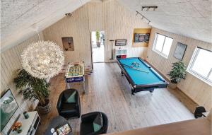 Bàn bi-da tại Beautiful Home In Vejby With Sauna