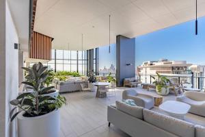Χώρος καθιστικού στο Ocean Skyline view apartment-Casino