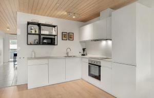 Η κουζίνα ή μικρή κουζίνα στο 3 Bedroom Lovely Apartment In Slagelse