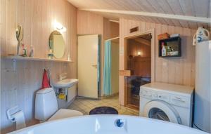 Koupelna v ubytování Two-Bedroom Holiday Home In Nykobing Sj