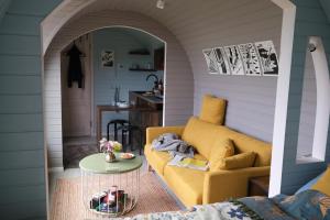 a living room with a couch in a play house at Stall & Sterne - Tiny Häuser in Hirschfeld