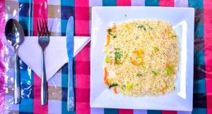 Makanan di atau berdekatan rumah tamu ini