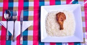 Makanan di atau berdekatan rumah tamu ini