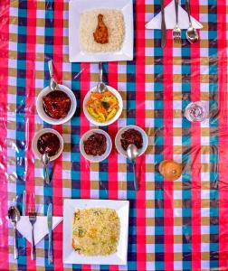 Makanan di atau berdekatan rumah tamu ini