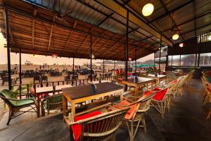 Restaurace v ubytování Om Shanti Beach Stay Patnem