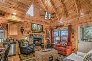 Posezení v ubytování Bear Creek Way Cabin 2009 Cabin