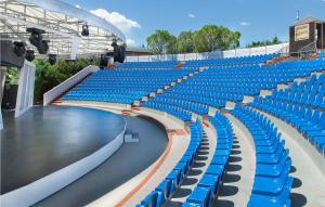 un stade vide avec des sièges bleus dans les stands dans l'établissement Akiris Bilo, à Nova Siri Marina