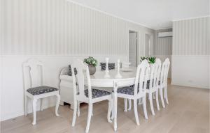 Fotografie z fotogalerie ubytování Cozy Home In Aakirkeby With Kitchen v destinaci Vester Sømarken