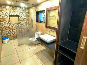 Bilik mandi di 7BHK Hill Villa