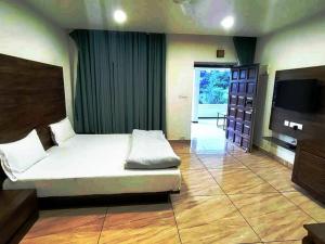 Ruang duduk di 7BHK Hill Villa +24 gambar
