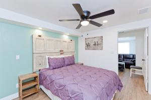 Ένα ή περισσότερα κρεβάτια σε δωμάτιο στο River City Hideaway cottage