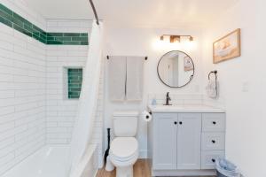 Ένα μπάνιο στο River City Hideaway cottage