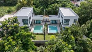 an aerial view of a house with a swimming pool at Gina Poolvilla90 Pattaya-Bangsaray to beach 900M in Bang Sare