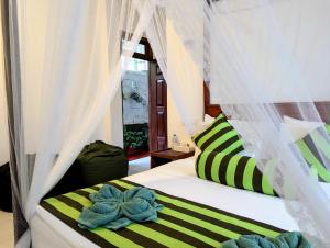 Postel nebo postele na pokoji v ubytování Rich Grove Inn
