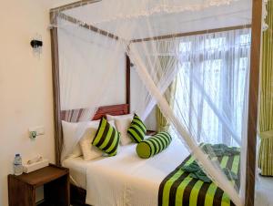 Postel nebo postele na pokoji v ubytování Rich Grove Inn