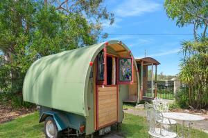 Κήπος έξω από το Blue Haven Gypsy Paradise waterfront cottage and vintage vans