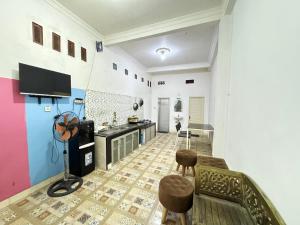 Η κουζίνα ή μικρή κουζίνα στο Omah Niten Guesthouse Jogja